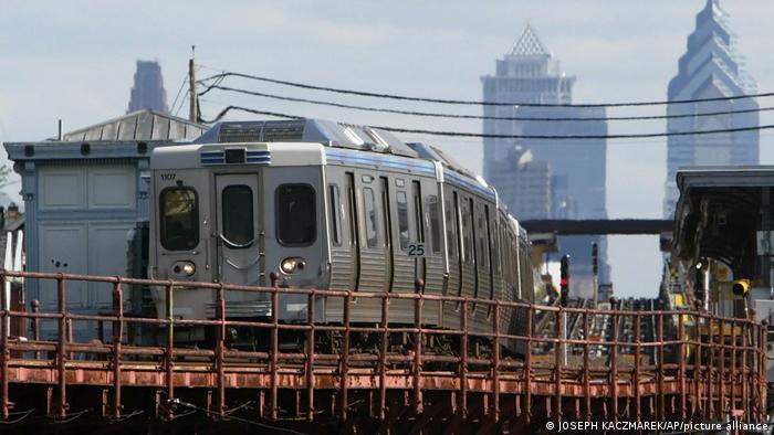 Mujer es violada en un tren en Estados Unidos mientras pasajeros no hacen nada, según la policía