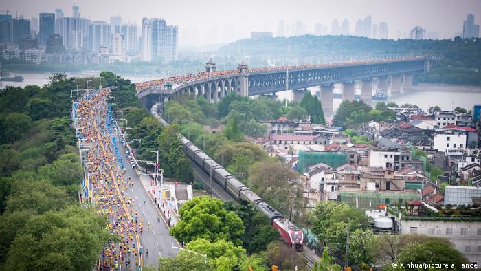 China aplaza maratón de Wuhan por rebrote de Covid-19