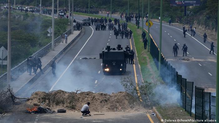 Ecuador vive segundo día de protestas con bloqueos de vías