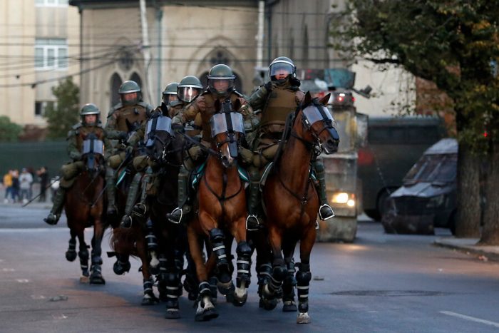 Veterinarios alertan por uso de caballo en manifestaciones por parte de Carabineros