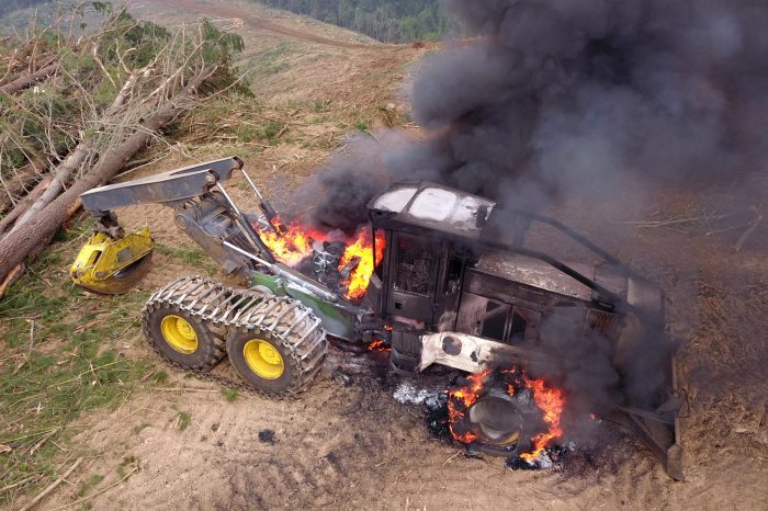 Primer ataque incendiario en Traiguén tras anuncio de estado de excepción: tres camiones y cuatro máquinas forestales resultaron destruidas