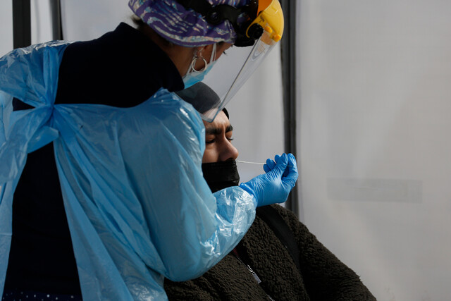 OMS estima que pandemia está «lejos del final» y mantiene emergencia mundial
