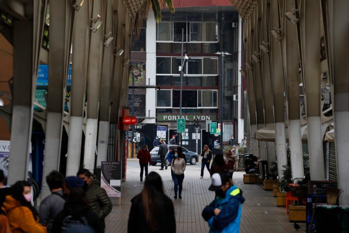 Chile suma más de 2 mil contagios Covid-19 por segundo día consecutivo y RM registra tasa de incidencia más alta del país