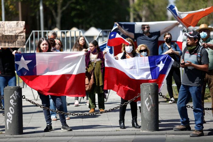 Marchas por crisis migrante se realizaron en Iquique, Antofagasta y Santiago