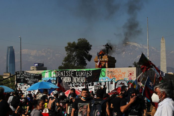 Segundo aniversario del 18-0: manifestantes comienzan a congregarse en Plaza Italia en jornada marcada por focos de protesta en Santiago y regiones