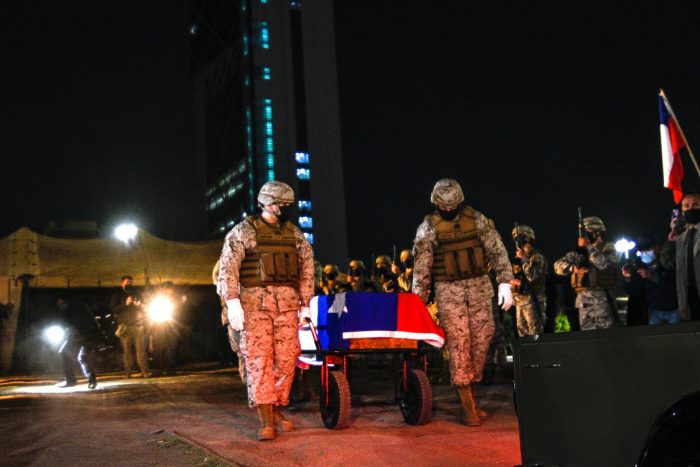 Ejército retiró restos del Soldado Desconocido enterrado en Plaza Baquedano para evitar destrozos en manifestaciones