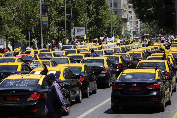 Taxistas se congregaron masivamente en la Alameda exigiendo la reducción del impuesto específico a los combustibles