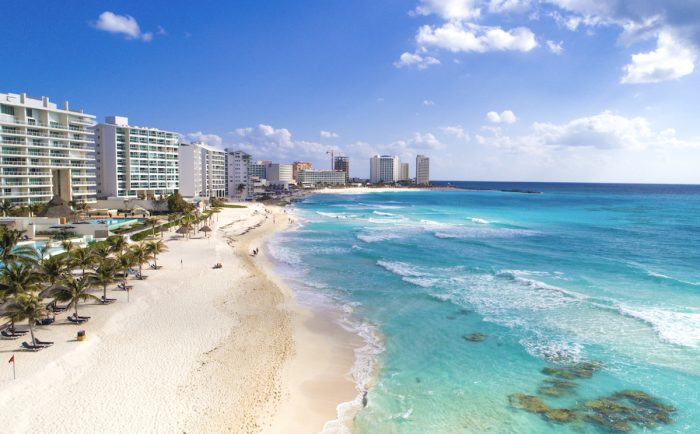 Cancún y las playas de Brasil son los destinos favoritos de los chilenos: alza de hasta un 150% en ventas de pasajes de cara a la temporada alta