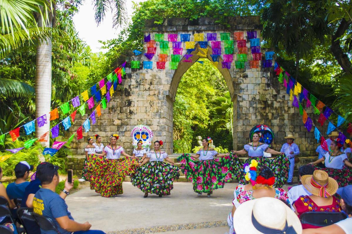 Día de Muertos en el caribe mexicano: tradición, devoción, gastronomía y  playa