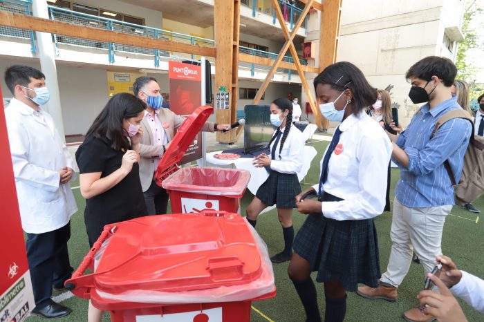 Las Condes comienza campaña para mitigar la contaminación provocada por las mascarillas