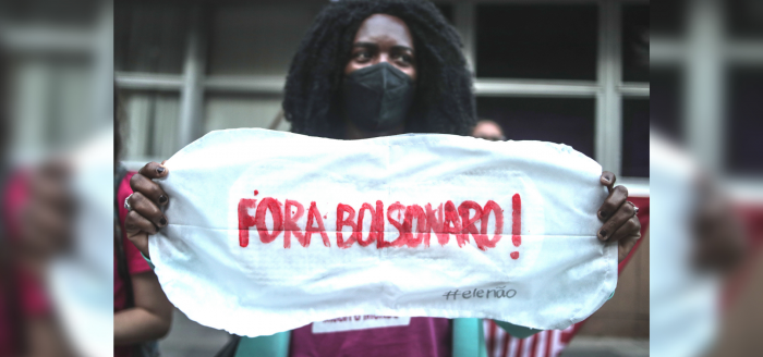 Mujeres protestan contra veto de Bolsonaro a distribución gratis de tampones