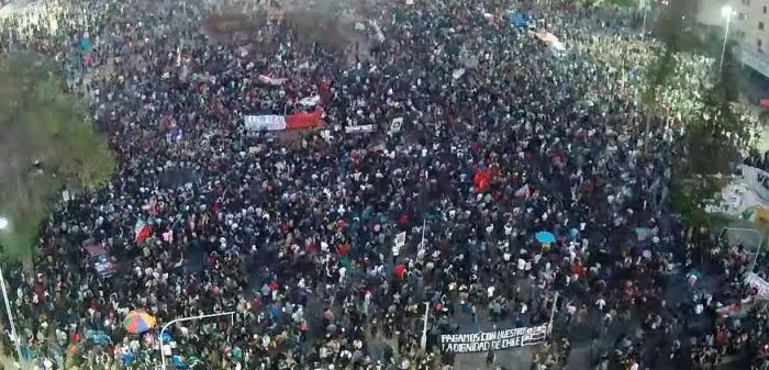 A dos años del “Chile despertó”: masiva manifestación en el segundo aniversario del 18–O se toma la zona cero del estallido