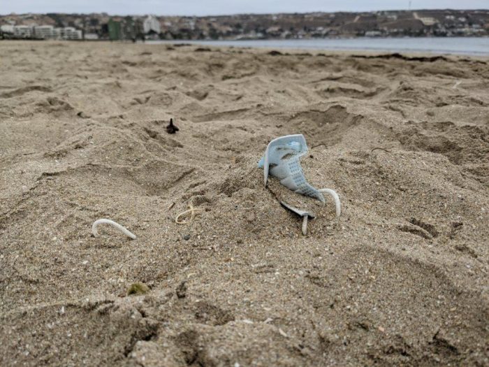 Estudio revela falta de información para desechar mascarillas en playas de Chile