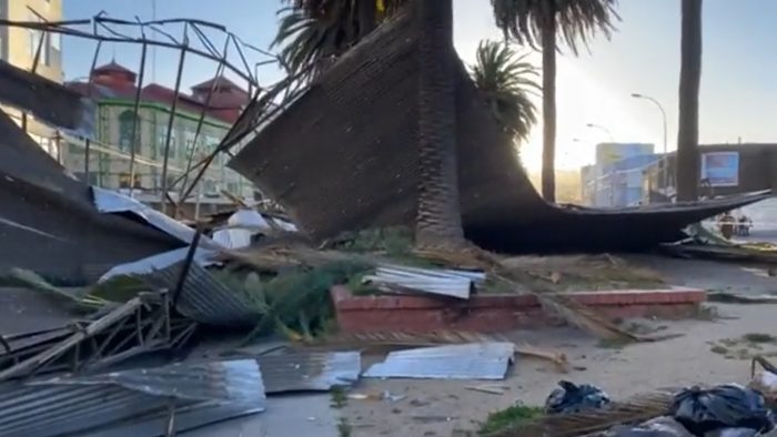 Valparaíso: fuerte viento derriba parte de techo de la facultad de Ingeniería PUCV