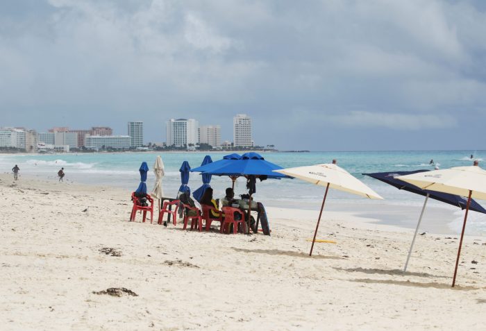 Grupo armado irrumpe en una playa del Caribe mexicano y mata a dos personas