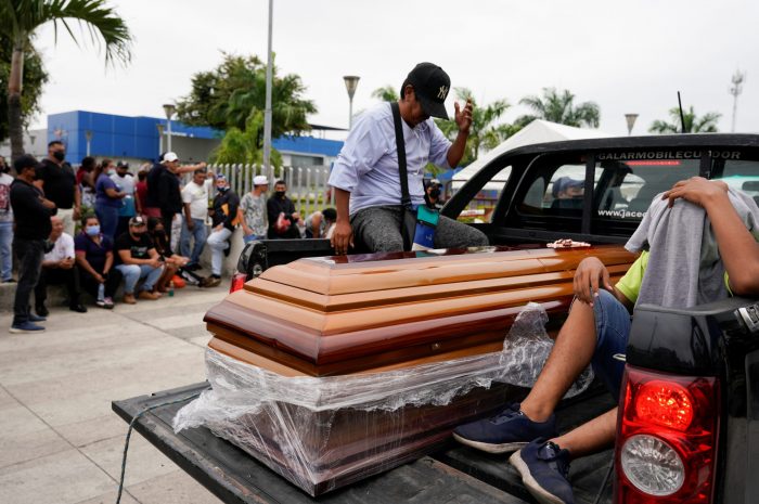 Ecuador identifica cadáveres de 68 reos muertos en motín carcelario