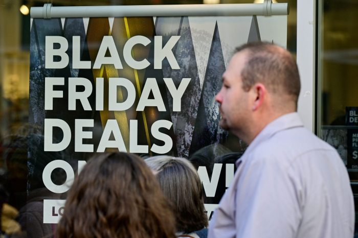 Compras online caen ligeramente por «Black Friday» en EEUU, algunos vuelven a las tiendas
