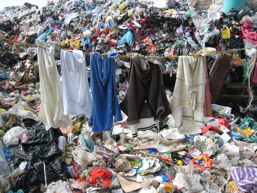 La ropa usada que se deja en contenedores de reciclaje no acaba donde se  cree: el demoledor informe que lo demuestra