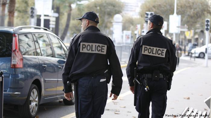 Francia: «pista terrorista» en ataque con arma blanca contra policía