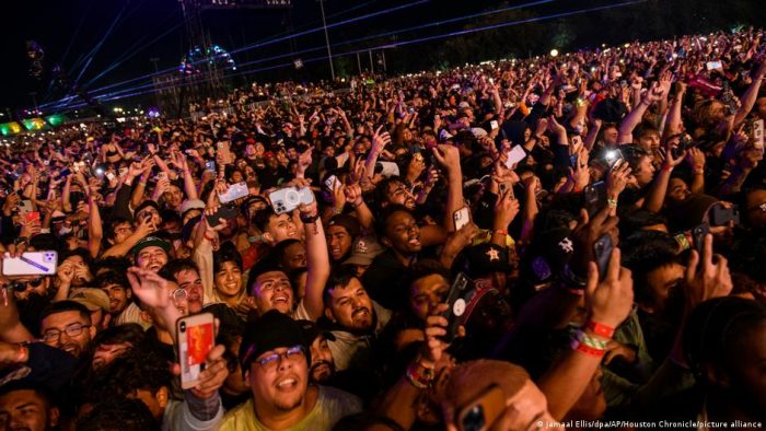 Un niño es la décima víctima mortal de estampida humana en Astroworld