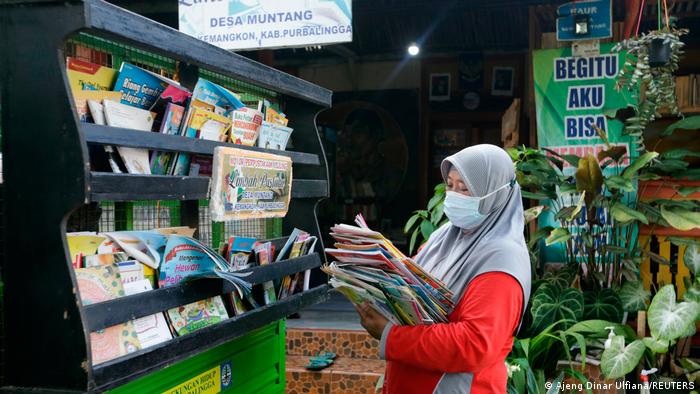 Indonesia: material de lectura a cambio de residuos de plástico