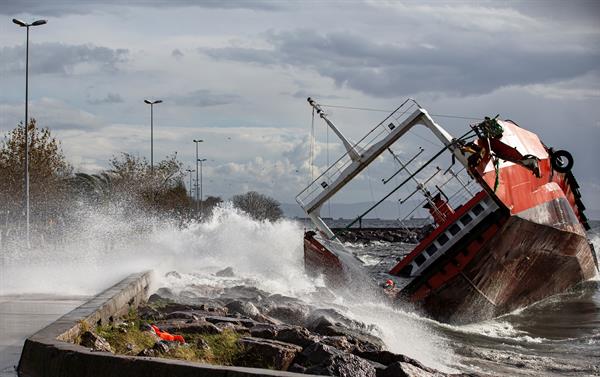 Impresionantes imágenes: cinco fallecidos y 19 heridos dejó una borrasca de lluvia y viento en Turquía