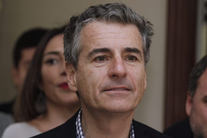 Andrés Velasco tilda de «fantasiosas» las propuestas económicas de Boric y Kast