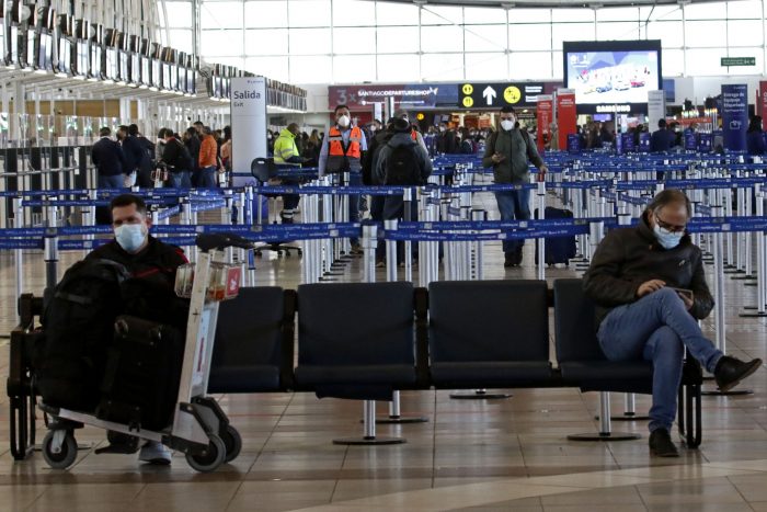 Hinchas de Colo Colo y Universidad de Chile se enfrascaron en una gresca en el Aeropuerto de Santiago previo a embarcarse a Buenos Aires