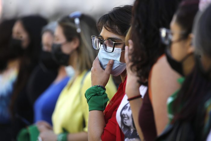 Otro coletazo de las platas de Karina Oliva: directiva transitoria de Comunes da “libertad de acción” a sus militantes en la senatorial RM