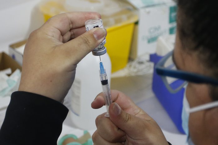 Vacunación con cuarta dosis para mayores de 18 años comenzará en marzo