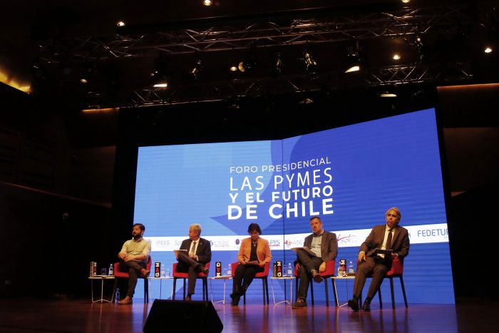 Cruces entre candidatos y dardos a Kast por sus inversiones en Panamá marcan el debate presidencial focalizado en pymes