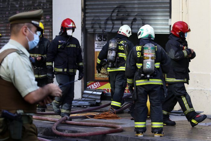 Incendio que afectó a local comercial en el centro de Santiago fue controlado oportunamente por Bomberos