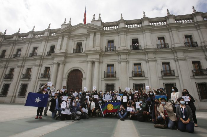 Convencionales entregan carta en La Moneda exigiendo el “fin del estado de emergencia, cese de la violencia y la militarización” en la zona mapuche