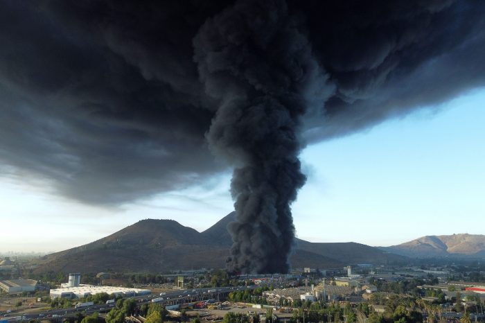 Gran incendio en fábrica de pinturas en Quilicura genera inmensa nube tóxica