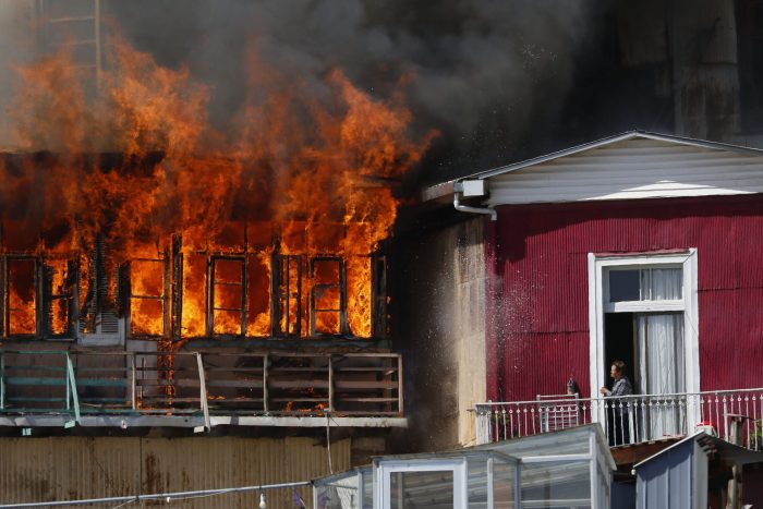 Incendio en Valparaíso deja al menos seis casas consumidas por las llamas