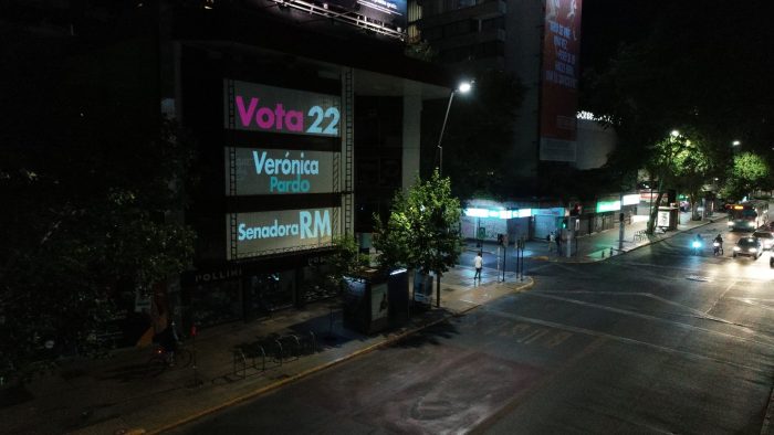 Candidata a senadora Verónica Pardo ilumina Santiago con proyecciones en edificios por una campaña limpia y sustentable