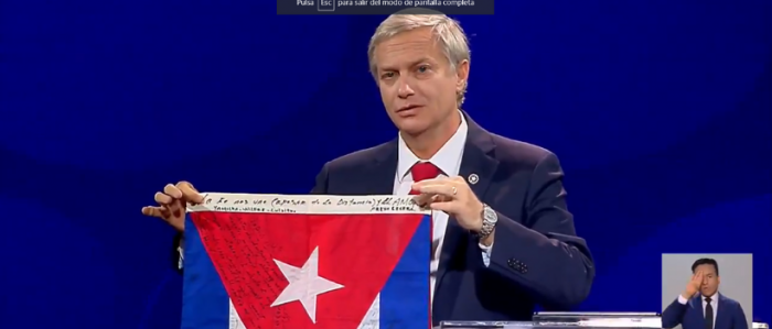 Kast muestra bandera de Cuba en el debate: «En algún minuto se dará la libertad»