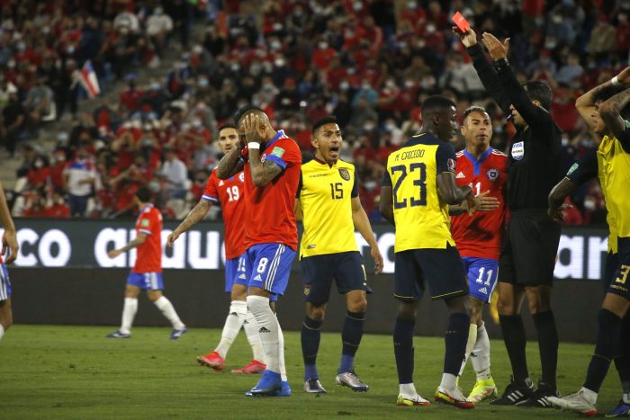 Un quebrado Arturo Vidal pidió disculpas tras su expulsión en duelo ante Ecuador: “Tengo mucha tristeza por lo que pasó, es algo increíble”
