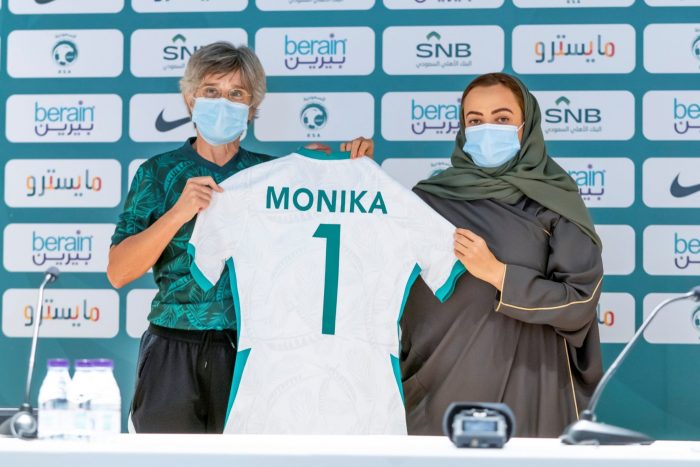 Primera seleccionadora femenina de fútbol comienza su misión en Arabia Saudí