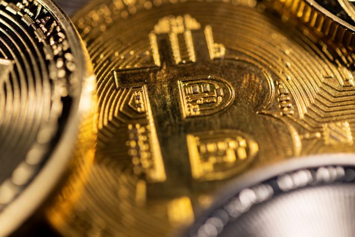 Bitcoin pierde más de quinta parte de su valor y criptomonedas sufren liquidación de mil millones de dólares