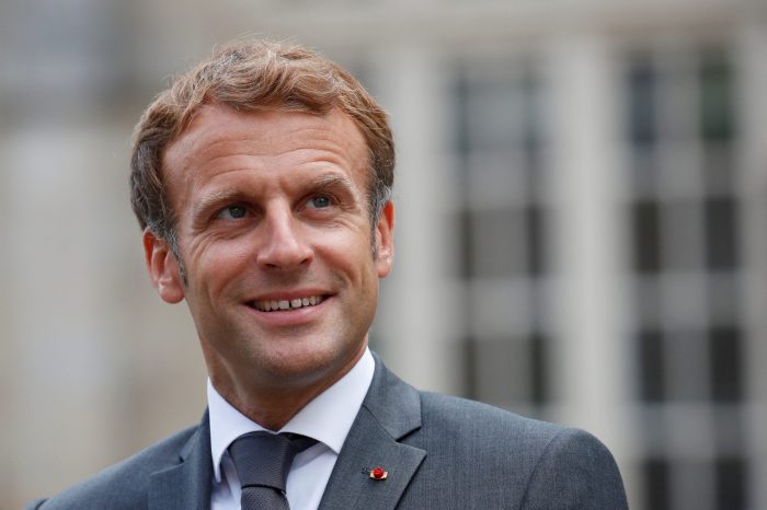 Macron desea éxito a Boric en su gestión y al proceso constituyente en curso
