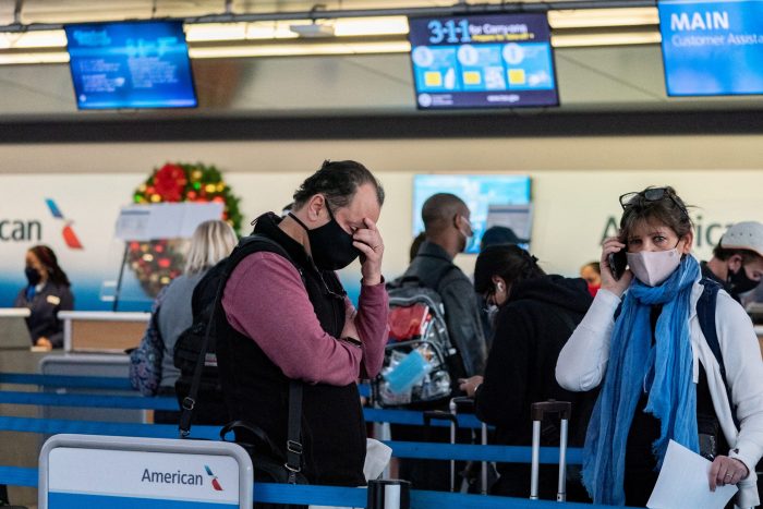 Ómicron detiene cientos de vuelos más en EEUU durante el fin de semana de Navidad