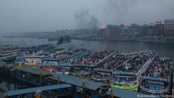 Incendio de un ferri en Bangladés deja al menos 36 muertos