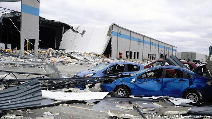 Estados Unidos busca sobrevivientes tras mortales tornados