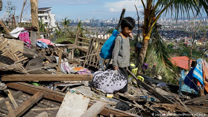 Filipinas: se eleva a 375 la cifra de muertos por tifón Rai