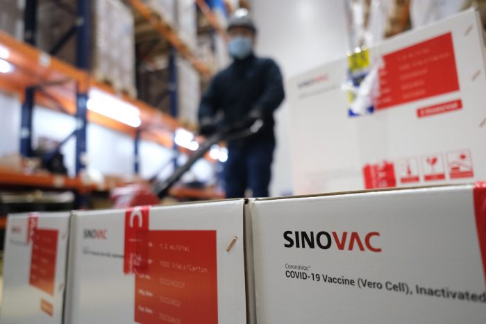 Flamante promesa para generar vacunas chinas en Chile amenaza con hacerse humo