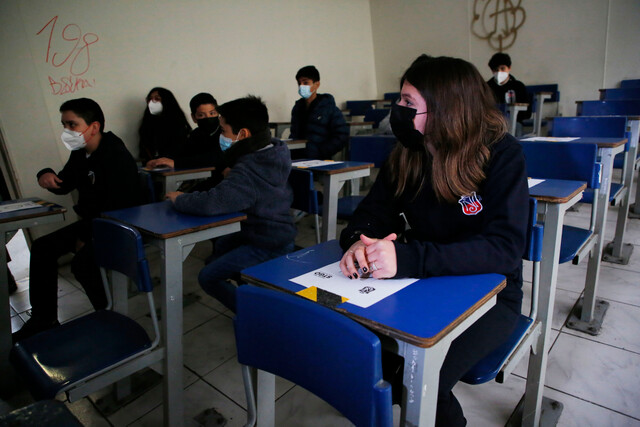 Asistencia a recintos educacionales: año escolar cierra con el 49% de estudiantes en clases presenciales