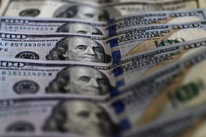 Dólar cierra la semana sobre los $ 930 ante aumento de temores de recesión