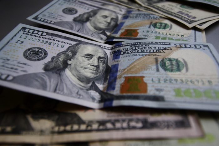 Dólar cierra la semana al alza y en Chile se cotiza sobre los $900, tras sólido reporte de empleo en EE.UU.