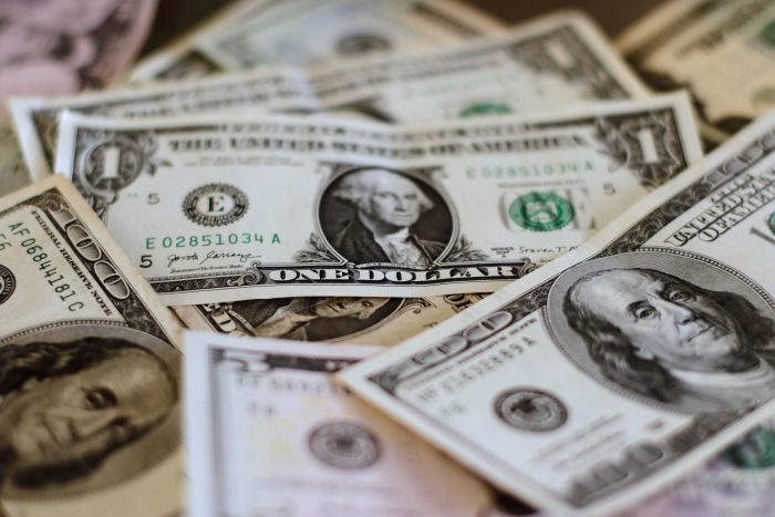 Dólar se fortalece a nivel global y abre sobre los $ 800 en Chile